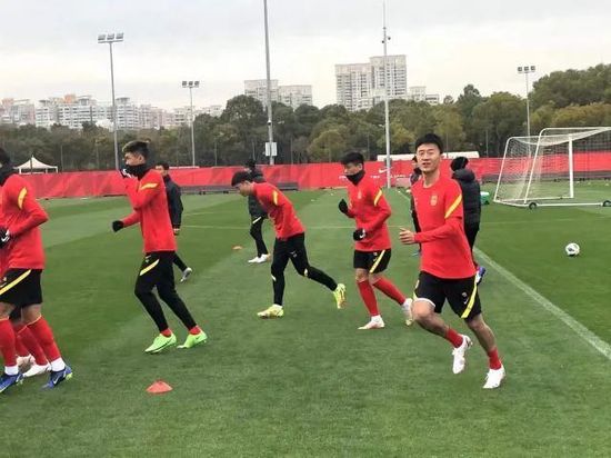 德鲁·斯塔基加盟《幸运》 饰安雅·泰勒-乔伊丈夫 2025-02-25 据Deadline独家报道，德鲁·斯塔基加入了Apple TV+的限定剧集《幸运》（Lucky），该剧由安雅·泰勒-乔伊主演并担任执行制片人，其他演员还包括安妮特·贝宁、安洁纽·埃利斯-泰勒、蒂莫西 瓜导新片《酷儿》选角 德鲁·斯塔基将出演男主 2023-04-22 由导演卢卡·瓜达尼诺执导，丹尼尔·克雷格主演的新片《酷儿》，再度公布了新演员加盟的消息。