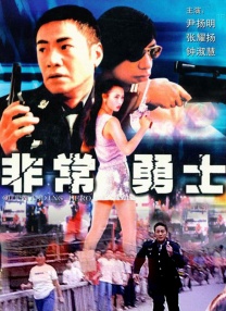丹尼尔·克雷格饰演的侦探努瓦·布兰克一改短发干练的形象，在这一部中蓄起了长发和胡须。